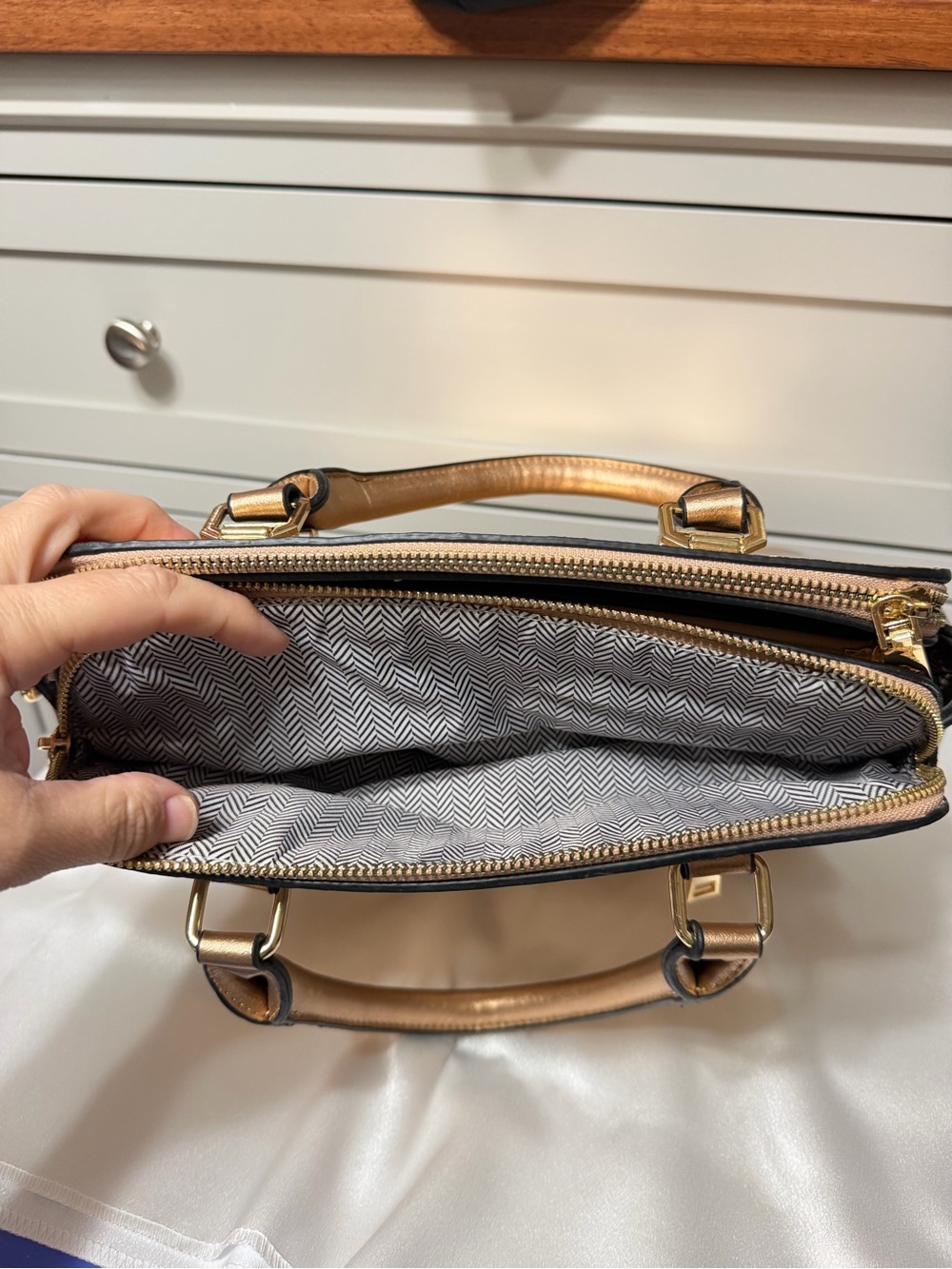 ✨ Gorgeous Metallic Gold Satchel Purse ✨ - Picture 10 of 16